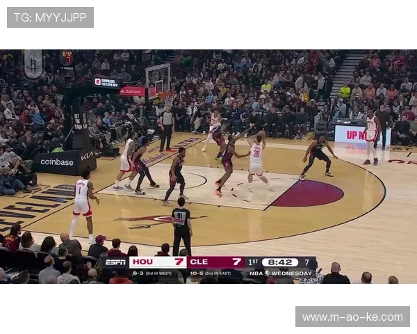 NBA球迷热议火箭申京与勇士格林的口水战，社交媒体互动升温