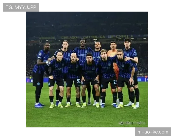 欧冠出局夜，国米主帅西蒙尼·因扎吉在梅阿查球场更衣室外长时间沉默伫立